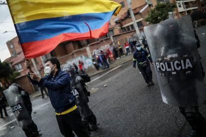 Manifestantes protestan contra la brutalidad policial durante el paro nacional, el pasado 1 de mayo.