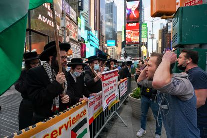 Judíos ultraortodoxos propalestinos se enfrentan a otros partidarios de Israel en Nueva York, el pasado 12 de mayo.