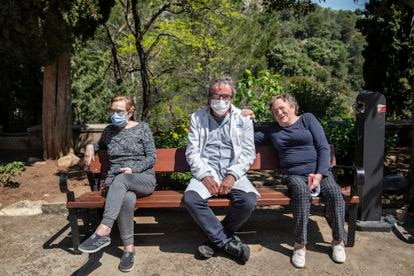
Mari Carme, (izquierda), viuda de un enfermo, el doctor José Ramón Gómez y Maruja García, antigua enferma de lepra, en el sanatorio de Fontilles.  