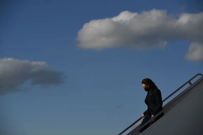 La vicepresidenta de Estados Unidos, Kamala Harris, desembarca del Air Force Two, el 5 de mayo.