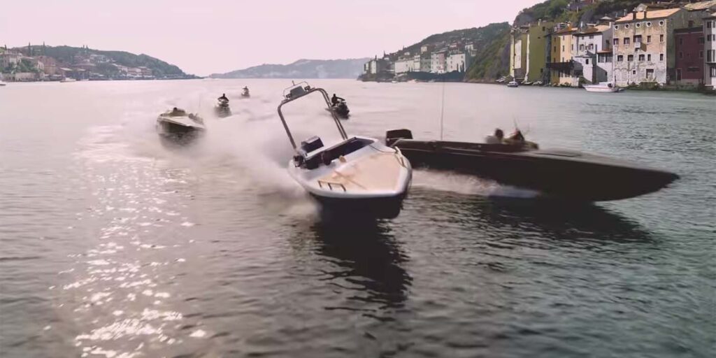 El director de guardaespaldas de la esposa de Hitman se burla de la escena de persecución en lancha