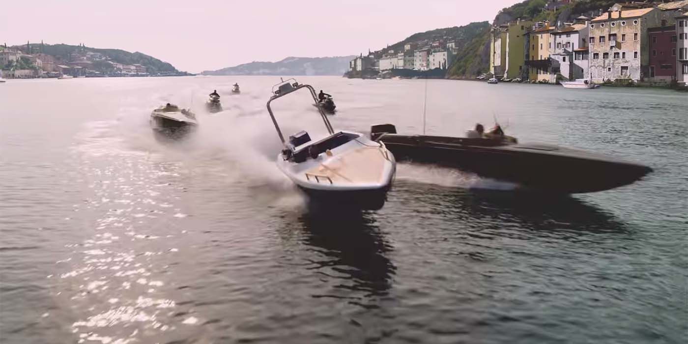 El director de guardaespaldas de la esposa de Hitman se burla de la escena de persecución en lancha
