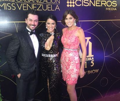 De izqda. a dcha. el dentista Víctor Sánchez, la actriz y primera finalista del Miss Venezuela 1999 Norkys Batista, y la Miss Universo 2013 Gabriela Isler, durante la fiesta de Miss Venezuela 2015.