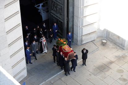 Los familiares de Francisco Franco portan el féretro con los restos mortales del dictador tras su exhumación en la Basílica del Valle de los Caídos el 24 de octubre de 2019.