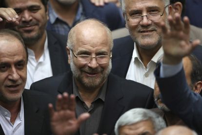 El presidente del Parlamento iraní, Mohammad Bagher Ghalibaf, rodeado de diputados tras su elección para dirigir la Cámara.