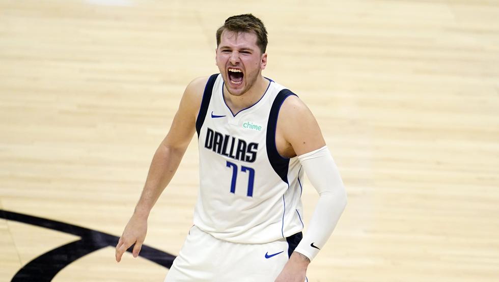 Luka Doncic celebra una canasta de los Dallas Mavericks durante la tremenda victoria en el Staples Center que pone el 2-0 a favor de los texanos ante Los Angeles Clippers.