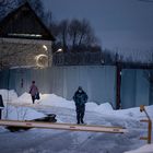 (FILES) In this file photo taken on March 01, 2021 an officer of the Russian Federal Penitentiary Service walks near the gate of the penal colony N2, where Kremlin critic Alexei Navalny has been transferred to serve a two-and-a-half year prison term for violating parole, in the town of Pokrov. - Kremlin critic Alexei Navalny, who is serving a two-and-half-year jail term in a penal colony outside Moscow, said on March 15 he was locked up in a "real concentration camp". (Photo by Dimitar DILKOFF / AFP)