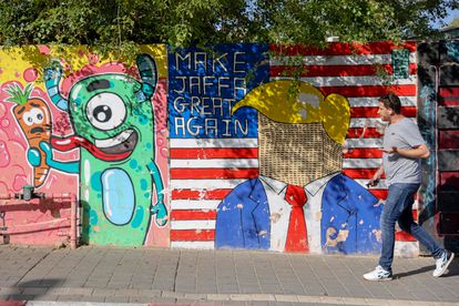 Un hombre ante un mural en Jaffa, al sur de Tel Aviv.