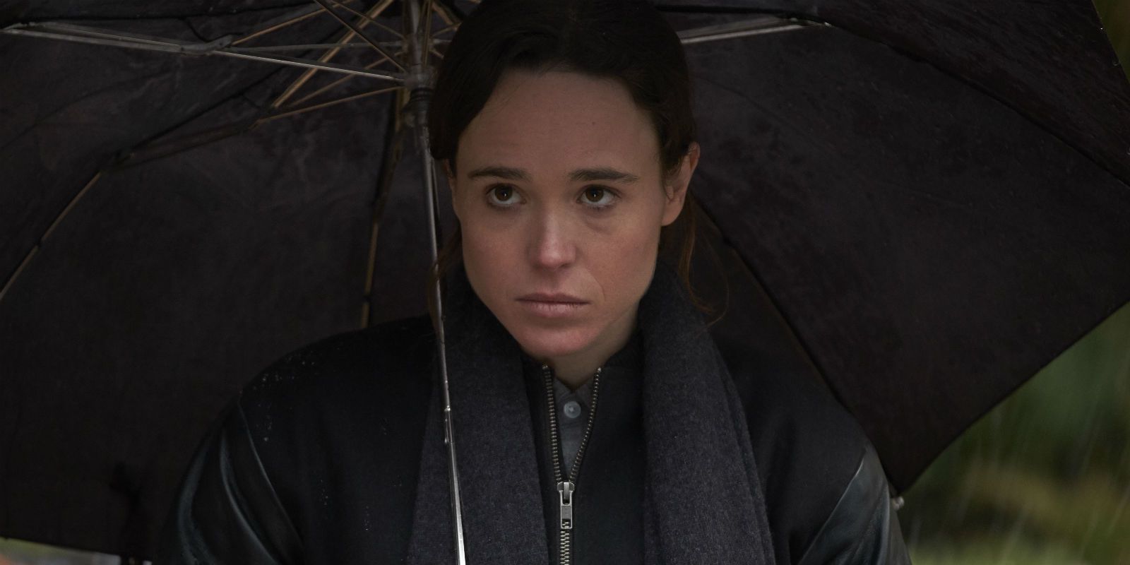 Elliot Page comparte una foto sin camisa celebrando su primer traje de baño