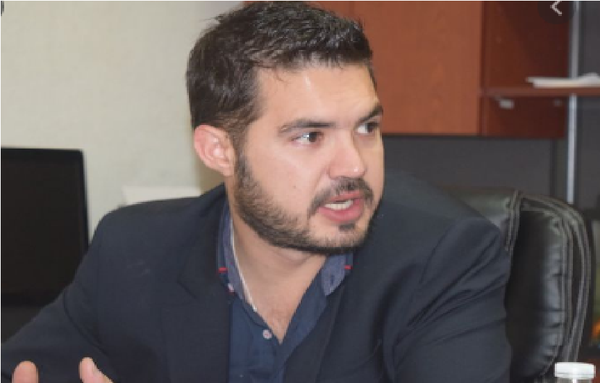 Enrique Fernández edifica enorme mansión en Epitacio Huerta, es Oficial Mayor del gobierno del Marqués