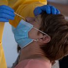 Casariche/Sevilla/28-09-2020: Sanitarios durante la realización de test PCR a los habitantes de la localidad sevillana de Casariche.FOTO: PACO PUENTES/EL PAIS