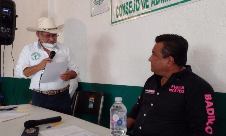 Firma convenio Ricardo Badillo con ejidatarios de la Unión “López Mateos”