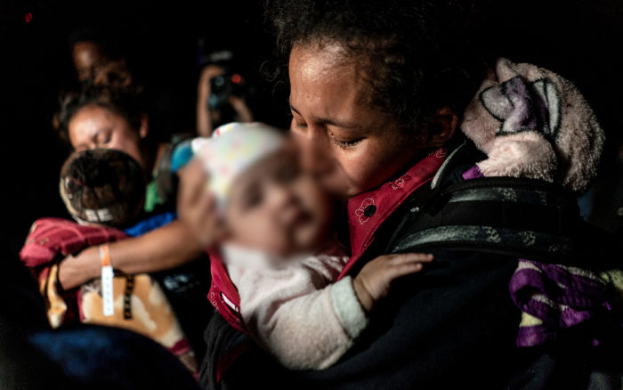 Gobierno de Biden reduce más de 90% el número de menores migrantes en estancias