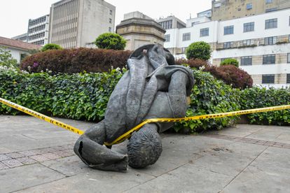 La estatua caída de Gonzalo Jiménez de Quesada, derribada por indígenas misak, en el centro de Bogotá.