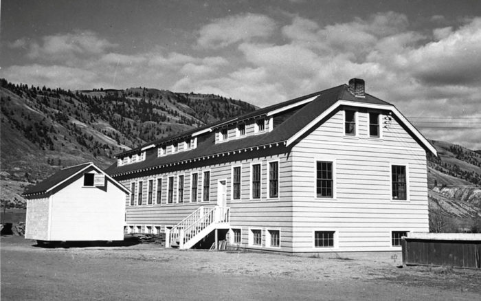 Hallan más de 215 cadáveres de niños enterrados en exinternado de indígenas de Canadá