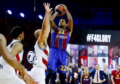 Higgins, en el momento de lanzar la canasta que decidió el partido entre el Barça y el Milán. Reuters