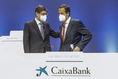 El presidente de Caixabank, José Ignacio Goirigolzarri, y el consejero delegado de la entidad, Gonzalo Gortázar, durante una reunión de la Junta General de Accionistas de Caixabank, el pasado 14 de mayo, en el Palacio de Congresos, en Valencia.
