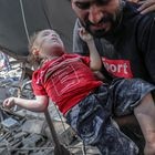 Gaza (---), 16/05/2021.- A Palestinian father carries his dead daughter from the rubble of a destroyed house after an Israeli air strike in Gaza City, 16 May 2021. A total of 174 people have been killed in Israeli raids on Gaza, including 47 children and 29 women, the Palestinian Ministry of Health said on Sunday. In response violent confrontations between Israeli security forces and Palestinians in Jerusalem, various Palestinian militant factions in Gaza launched rocket attacks on Israel since 10 May, resulting in retaliatory strikes by Israel on Gaza. (Atentado, Estados Unidos, Jerusalén) EFE/EPA/HAITHAM IMAD ATTENTION EDITORS: GRAPHIC CONTENT