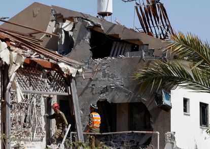 Socorristas en una casa donde impactó un cohete lanzado desde Gaza, el mates en Ashkelon (Israel).