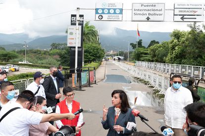 La canciller colombiana, Claudia Blum, junto a la ministra española de Asuntos Exteriores, Arancha González Laya, durante una visita a la frontera el pasado febrero.