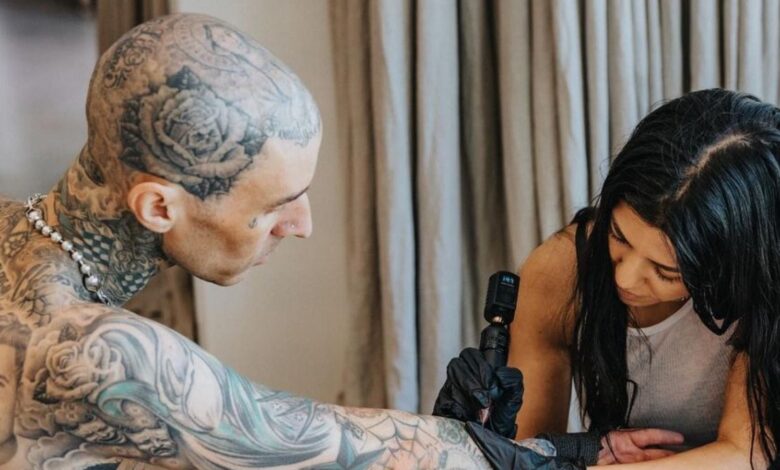 KUWTK: Cómo Travis Barker envía mensajes a través de tatuajes