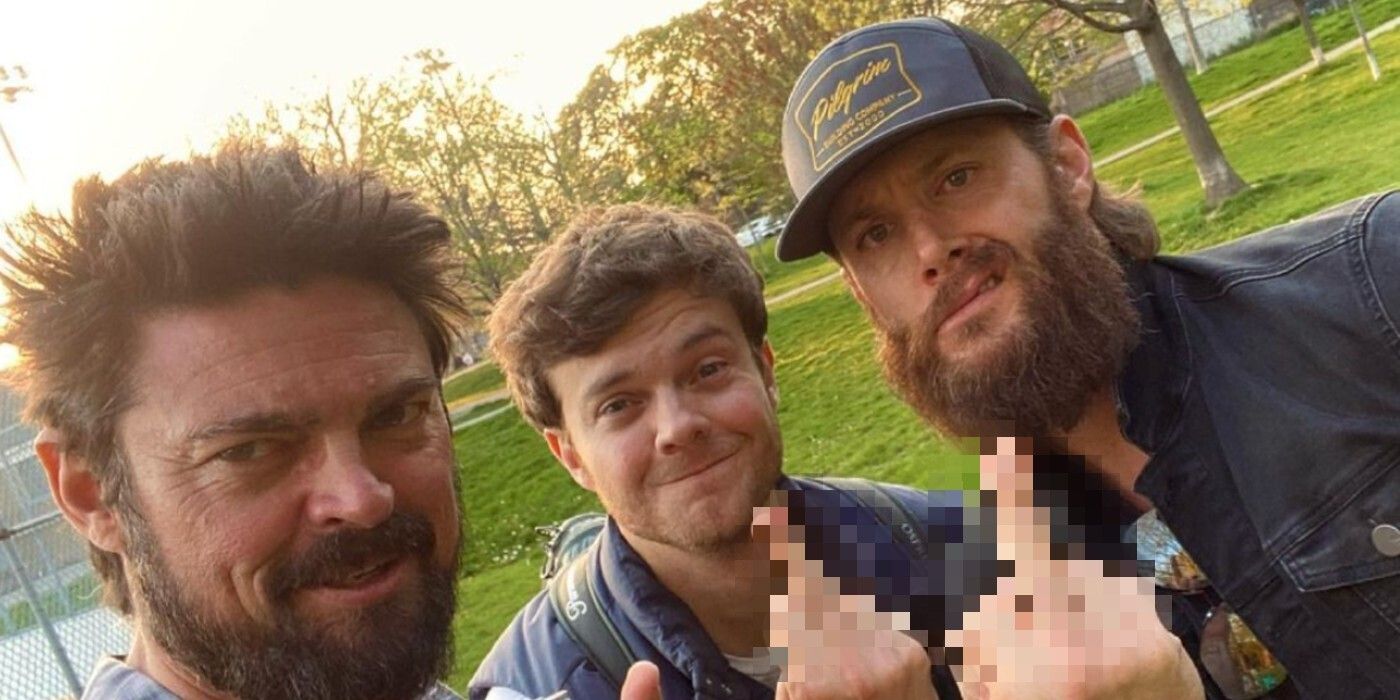 Karl Urban le da la bienvenida a Jensen Ackles a la temporada 3 de The Boys en una foto de BTS