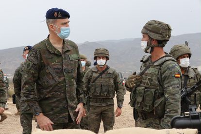 El Rey charla con un legionario durante un ejercicio de la Brigada Experimental 35 en Viator (Almería) este jueves.