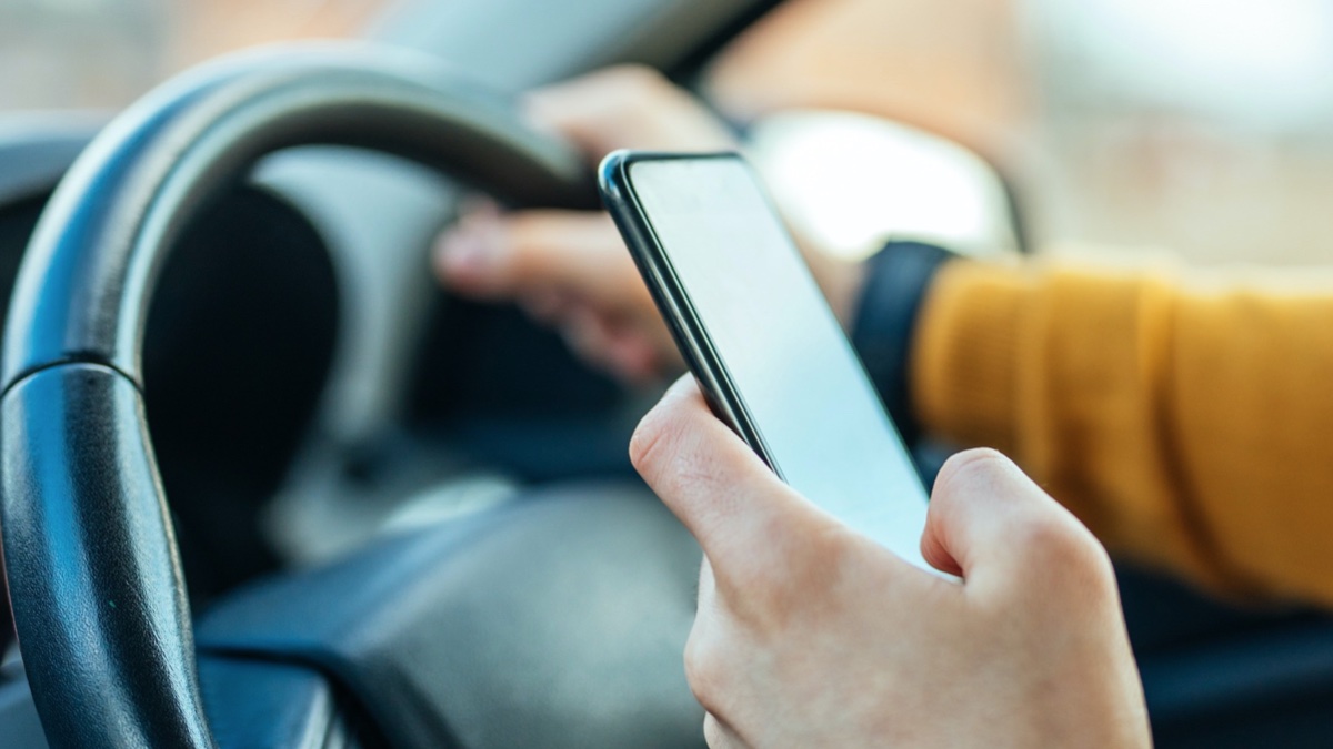 La DGT te multa con 200 euros por llevar el móvil aunque no lo estés usando