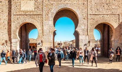 La Puebla Real, con paredes de piedra y vieja madera, puertas arqueadas y antiguos tejados.