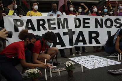 Activistas y familiares de las víctimas encienden velas un día después de una operación policial que dejó 25 muertos en la favela de Jacarezinho de Río de Janeiro, este viernes.