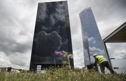 La Torre Caleido, desde la zona verde del campus.