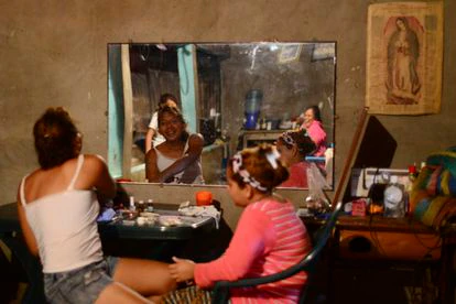 Valentina se encargó de hacer el manicure a las madrinas de su boda, un día antes de la
fiesta.