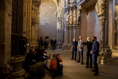 A la derecha, Daniel Lorenzo explica los trabajos al conselleiro de Cultura de la Xunta, Román Rodríguez.
