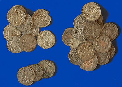 Tesorillo de 29 monedas restauradas procedentes de la cuarta ocultación entre finales del siglo XII y 1264 en Calatrava La Vieja.