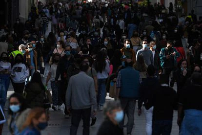 Gente camina por la calle de Preciados en Madrid, el 31de marzo de 2021.