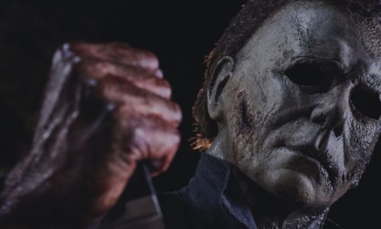 La imagen de Halloween Kills muestra la máscara quemada y el cuchillo ensangrentado de Michael Myers