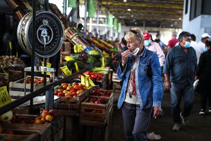 Un puesto de fruta y verdura en un mercado de Buenos Aires.
