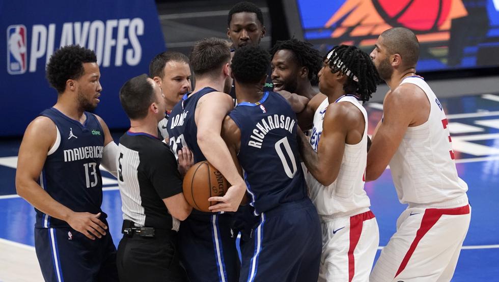 Luka Doncic discute con Patrick Beverley después de una falta en ataque que los árbitros le pitaron al esloveno durante la derrota de los Mavs en el tercer partido de la eliminatoria contra los Clippers.