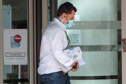 Un agente de la Unidad Central Operativa (UCO), entrega este sábado al juzgado el atestado del 'caso Azud', que investiga el supuesto cobro de comisiones irregulares en varios ayuntamientos valencianos.