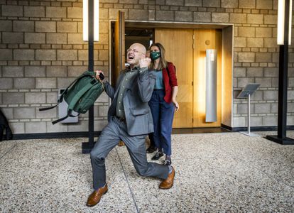 Donald Pols, director de Milieudefensie, celebra el fallo del tribunal holandés contra Shell, este miércoles.