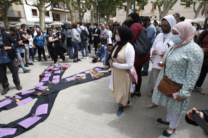 Vecinos de Sa Pobla guardan un minuto de silencio este martes frente al Ayuntamiento en repulsa del asesinato machista ocurrido allí el lunes.