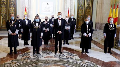 Felipe VI y el presidente del CGPJ, Carlos Lesmes, posan con la Sala de Gobierno del Tribunal Supremo antes de inaugurar el año judicial, en septiembre pasado.