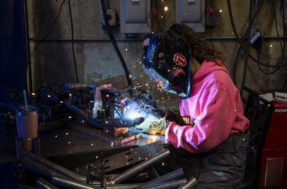 Una trabajadora de una fábrica en Eugene, Oregón, el pasado 19 de abril.