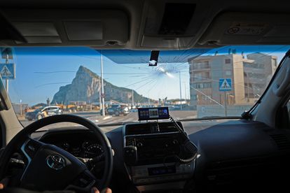 Destrozo en un vehículo policial, provocado por las protestas en La Línea producidas a mediados de mayo.