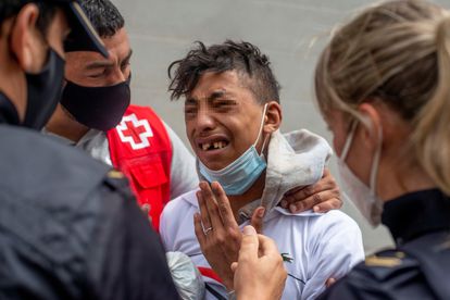 Varios agentes y voluntarios de Cruz Roja atienden a un menor en Ceuta.