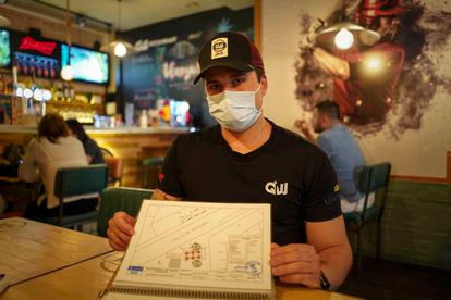 Álvaro Morón en el interior de su local, el restaurante QW, muestra la disposición de las seis mesas de terraza que llegó a tener en la plaza de Ramales