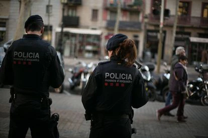 Una pareja de agentes de los Mossos d'Esquadra en una imagen de archivo.