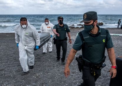 Levantamiento del cadáver, el pasado jueves, de un joven que murió ahogado intentando llegar a Ceuta.