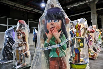 Los 'ninots' de diferentes comisiones falleras se almacenan en las instalaciones de Feria Valencia hasta que puedan ser plantados.