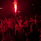 Un joven porta una bengala durante la celebración en la plaza de Neptuno.